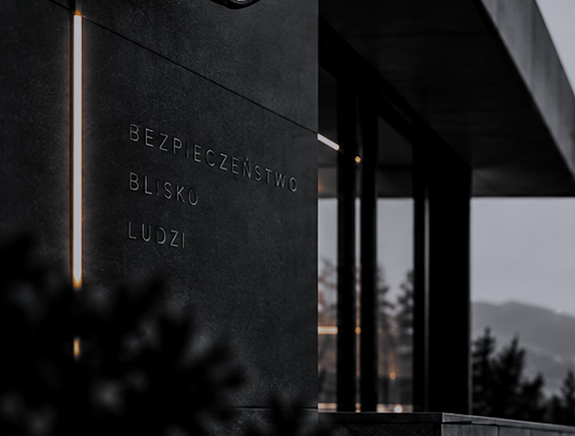 Betonowa elewacja z listwą świetlną i kamerą